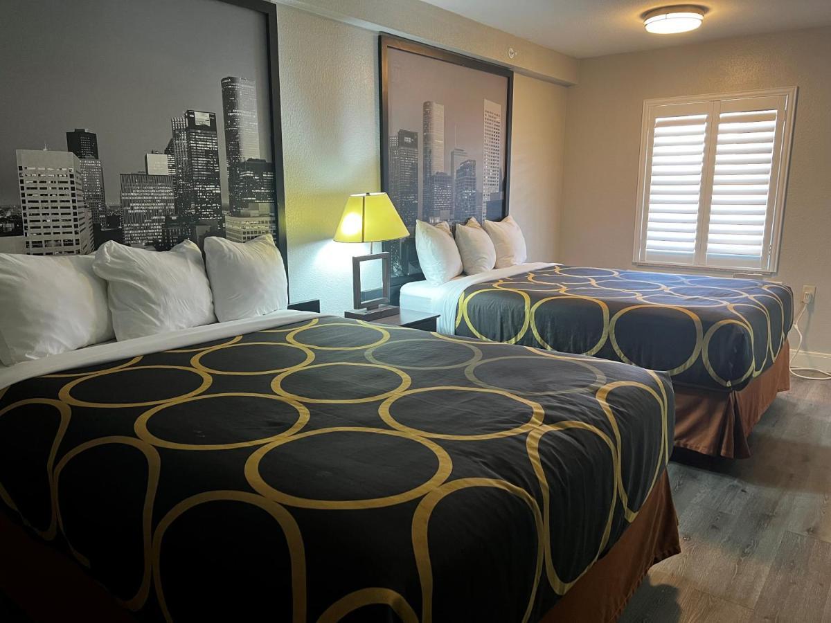 Super 8 By Wyndham Mont Belvieu - Baytown East Hotel Exterior photo